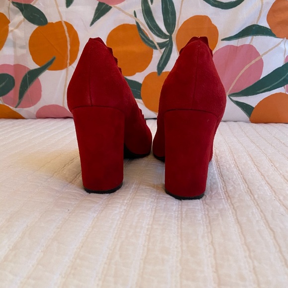 Scalloped Red Suede DSW Heels - Picture 5 of 6